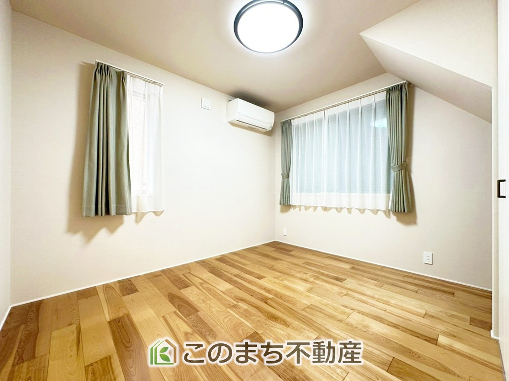 宇都宮市峰2丁目　中古戸建の洋室|採光も確保されたお部屋です。大きいベッドを置いても余裕のあるゆとり空間。
