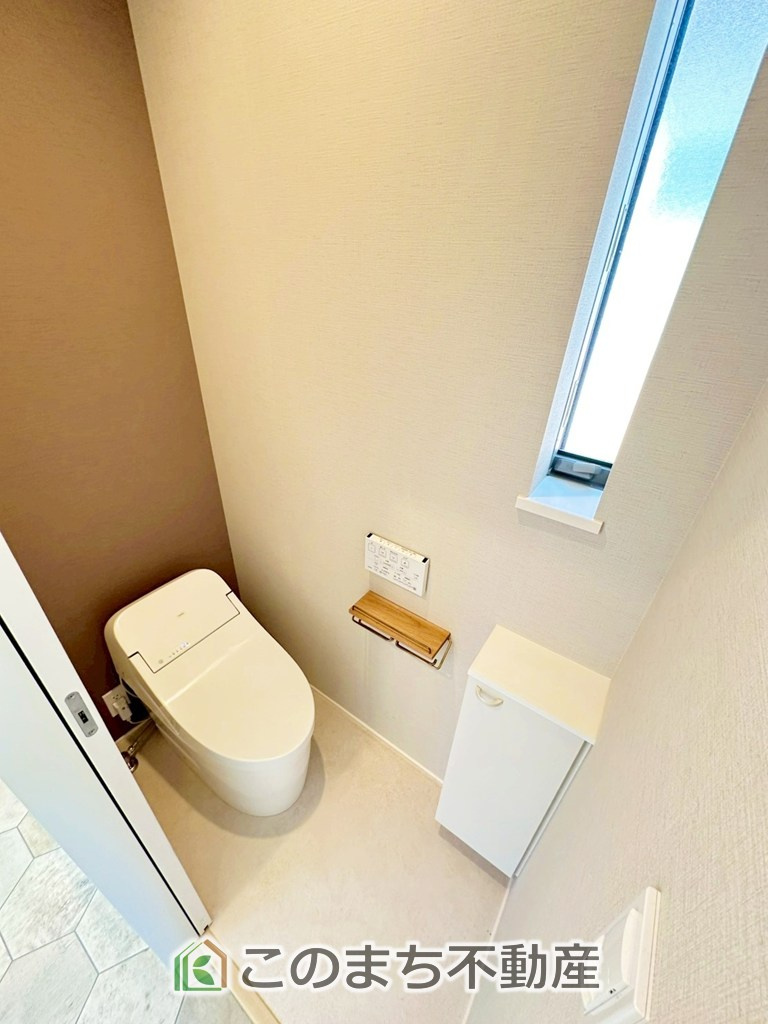 宇都宮市峰2丁目　中古戸建のトイレ|小窓から換気ができて清潔なトイレスペース☆温水洗浄便座搭載です！
