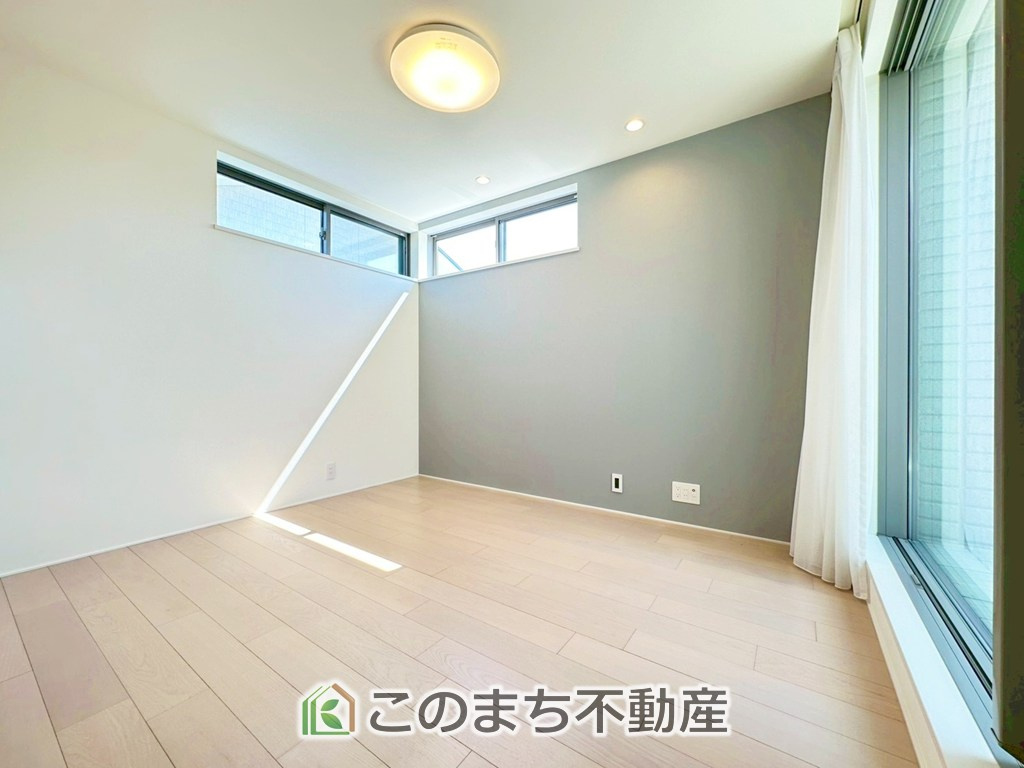 宇都宮市峰2丁目　中古戸建の居間・リビング|豊かな光が照らすこの場所は、たわいもない会話を楽しみ、ゆったりとした時間を過ごす場所。家族の日常が刻まれる大切な空間です。
