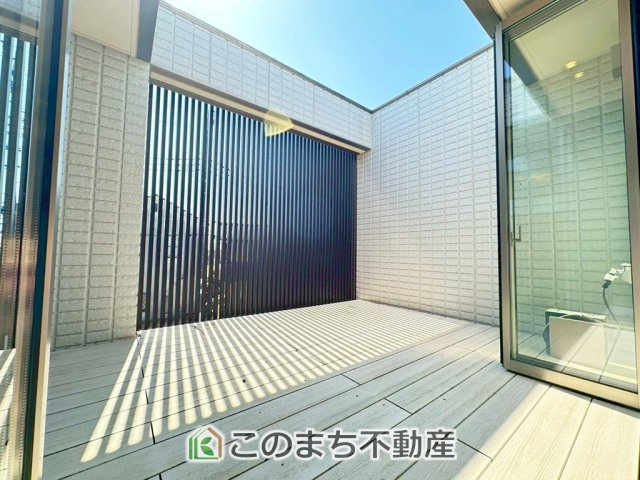 宇都宮市峰2丁目　中古戸建のバルコニー|☆☆開放感感じるバルコニー☆☆
頬をなでる優しい風を感じることが出来るバルコニー。
目隠しがございますので、人目を気にする必要なし☆
お洗濯物を干すスペースとしても十分な広さがあります。
