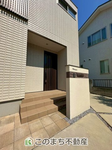 宇都宮市峰2丁目　中古戸建の玄関|玄関周りは家の顔！スタイリッシュな玄関が特徴です！
