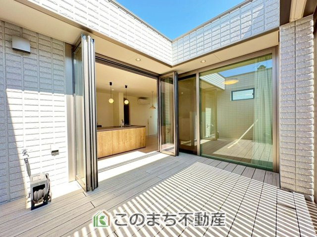 宇都宮市峰2丁目　中古戸建のバルコニー|大きなバルコニーはテーブルやイスを配置して、寛ぎのスペースとしてもご利用いただけます。
