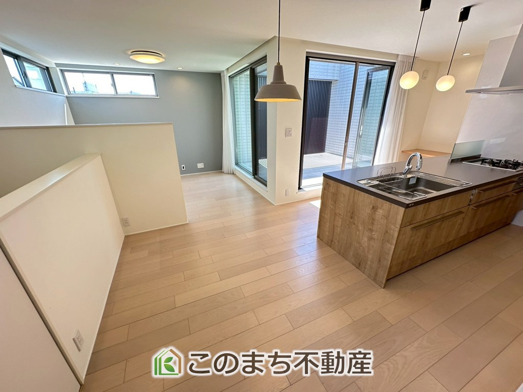 宇都宮市峰2丁目　中古戸建の居間・リビング|豊かな光が照らすこの場所は、たわいもない会話を楽しみ、ゆったりとした時間を過ごす場所。家族の日常が刻まれる大切な空間です。
