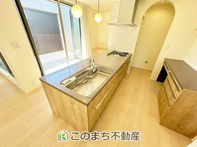 宇都宮市峰2丁目　中古戸建のキッチン|"お洒落なホワイト天板のペニンシュラキッチンを採用しております。
タッチセンサー付きの水栓です♪"

