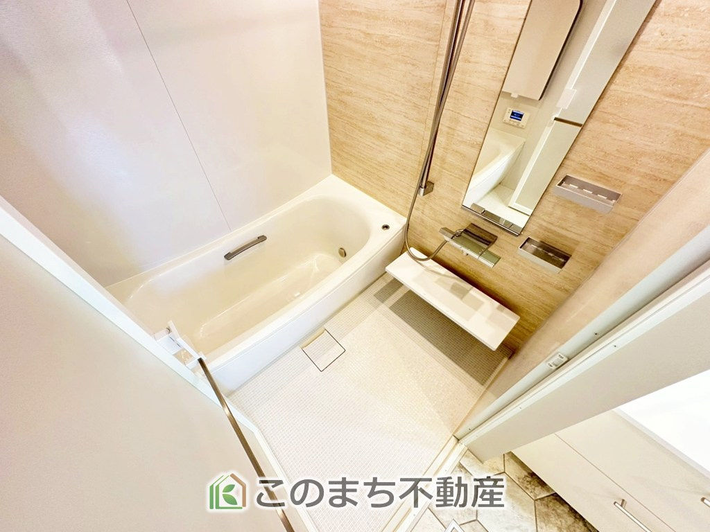 宇都宮市峰2丁目　中古戸建の浴室|"ゆったり１坪バスには換気・乾燥・暖房機能付き！！
大人も足を伸ばせるゆったり浴槽！！
ご家族皆さんで入っても、一人でゆっくり入っても一日の疲れを癒してくれるお風呂です！！"
