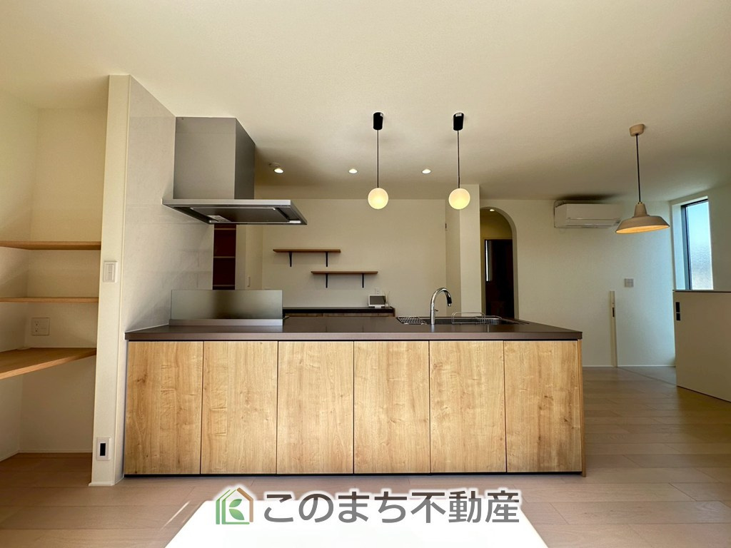 宇都宮市峰2丁目　中古戸建のキッチン|"■カウンターキッチン■
キッチンは収納数もさる事ながら、リビングで寛ぐ家族や小さなお子様を見守りながら料理が出来る
「対面式の温もり設計」。キッチンから立ち込める香りが今日の料理を期待させます"
