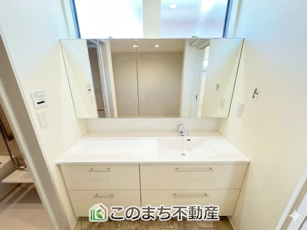 宇都宮市峰2丁目　中古戸建の独立洗面台|十分な大きさの洗面台は、身だしなみチェックや歯磨きなど、朝の慌ただしい時間でもホテルライクなスペースで余裕とゆとりを感じて頂けます。
