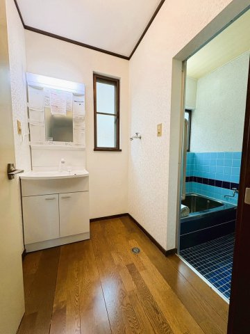 野田市　木間ケ瀬　中古戸建の洗面所|明るい洗面所です
