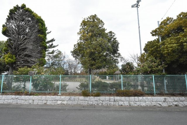 鴻巣市中央　中古一戸建て（リノベーション）の周辺|道の向かいは落ち着いた雰囲気の公園です