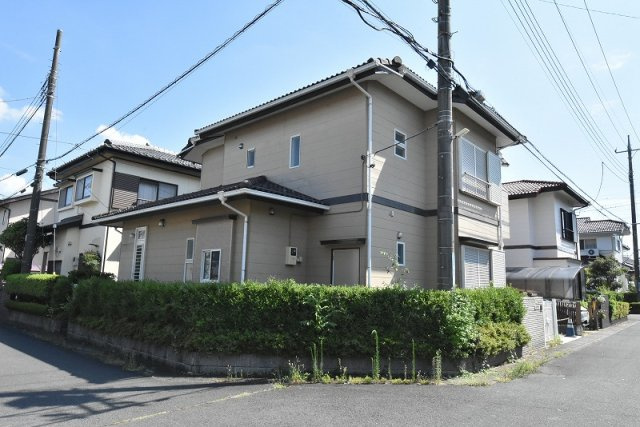 鴻巣市中央　中古一戸建て（リノベーション）の外観|角地で開放感もあります