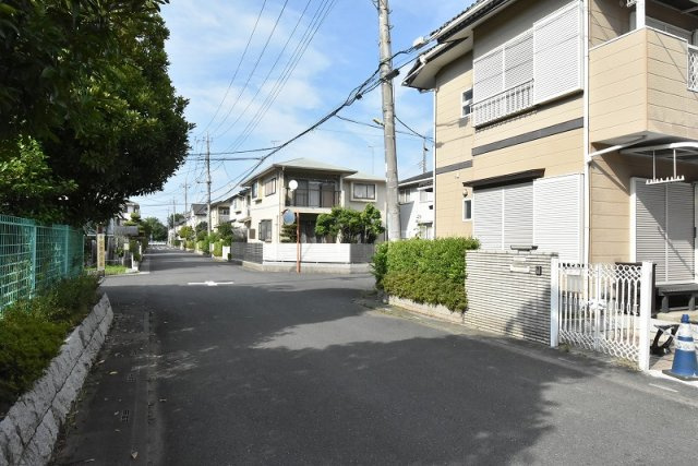 鴻巣市中央　中古一戸建て（リノベーション）の前面道路含む現地写真