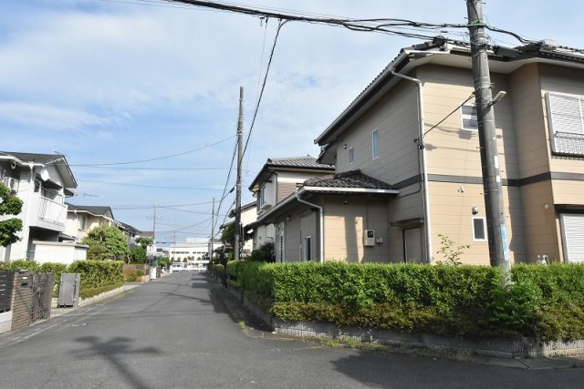 鴻巣市中央　中古一戸建て（リノベーション）の前面道路含む現地写真
