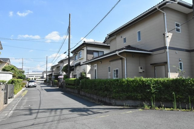 鴻巣市中央　中古一戸建て（リノベーション）の前面道路含む現地写真