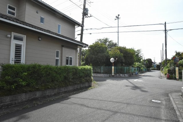 鴻巣市中央　中古一戸建て（リノベーション）の前面道路含む現地写真