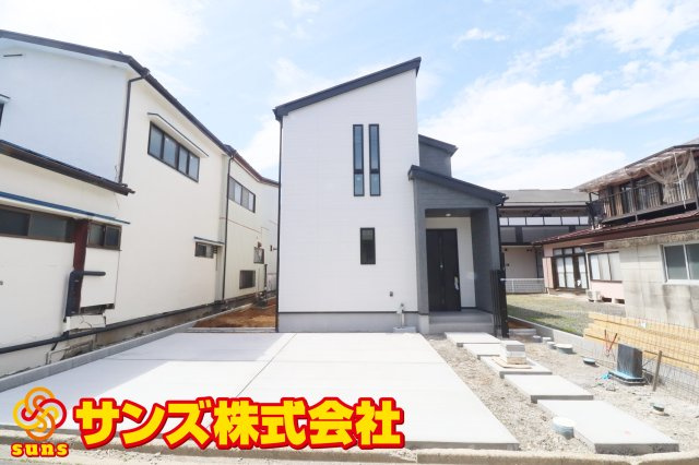 郡山市咲田1丁目　　　　１号棟　　　桃見台小学校、郡山第２中学区の外観|東側から見た駐車場を含む外観