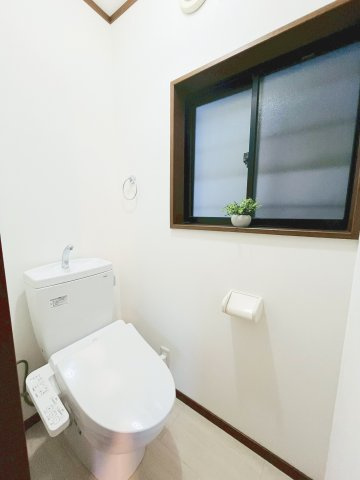 城東区東中浜２丁目中古戸建・4LDK+Sのトイレ|トイレは2階、LDKにあります。温水洗浄便座完備。