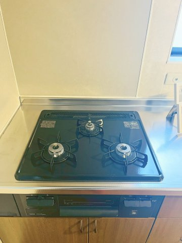 城東区東中浜２丁目中古戸建・4LDK+Sのキッチン|やっぱりガスコンロがお料理しやすい、という方も多いのでは？三口コンロは同時進行で調理ができ、効率的。
