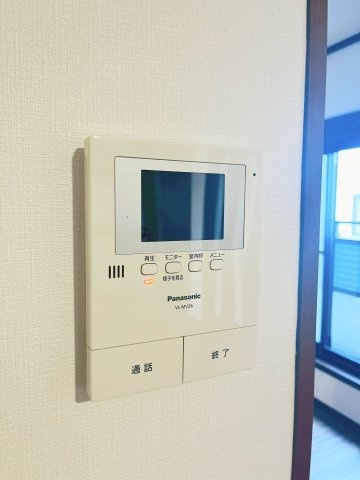 城東区東中浜２丁目中古戸建・4LDK+Sの防犯設備|来客時に姿を確認できるモニタ付きのインターホンです。