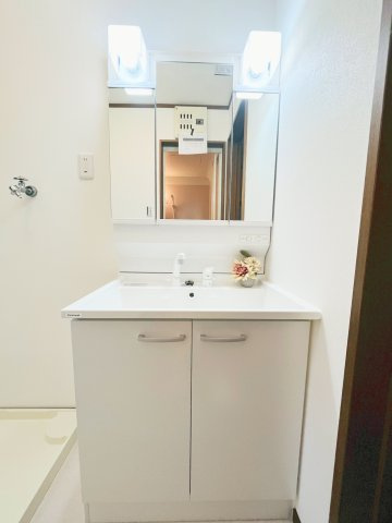 城東区東中浜２丁目中古戸建・4LDK+Sの独立洗面台|日々の身支度に欠かせない独立洗面台。