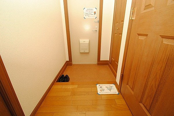 オークヒルズⅡ【キャッシュバック対象】の玄関|落ち着いた玄関です
