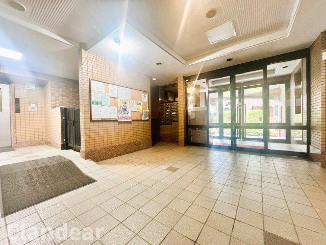 ライオンズガーデン西新井大師壱番館のエントランス|ドキドキの新生活も、安心してスタート。ぴったりの住まいを見つけませんか？クランディアが一緒に住まい選びをサポートします‼　まずは、お気軽にお問合せください　＃クランディア