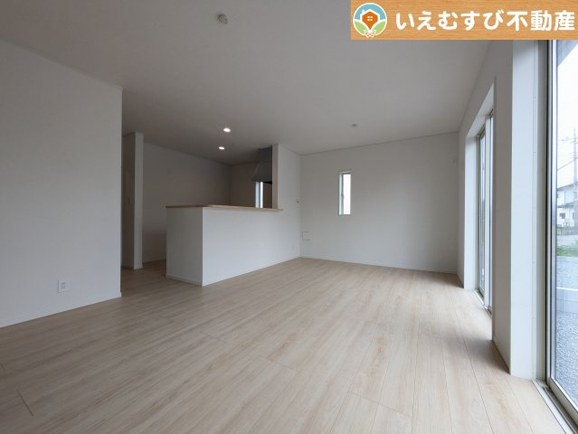 Cradle garden　大泉町寄木戸第18の居間・リビング|開放感と家族との距離感にこだわったＬＤＫ
採光たっぷりのリビングで休日には家族みんなでくつろげそうですね♪