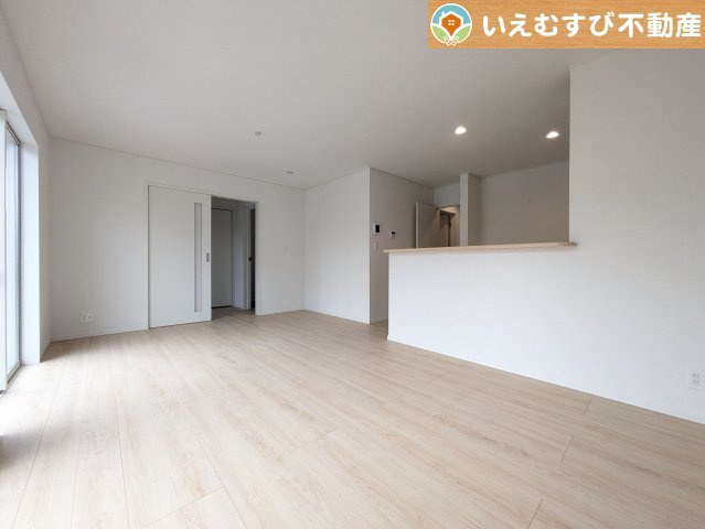 Cradle garden　大泉町寄木戸第18の居間・リビング|ナチュラルな色合いで落ち着いた印象のリビングダイニング
ぬくもりのあるナチュラルな空間。グリーンを飾っても相性が良さそうですね♪