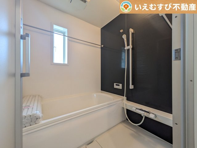 Cradle garden　大泉町寄木戸第18の浴室|モダンな配色の落ち着いた浴室
ダークトーンの壁面がアクセントになっておしゃれ！窓付きで空気の入れ替えも出来ます！