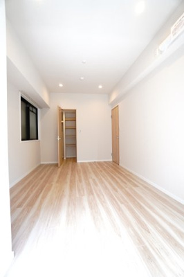 【洋室】 | 【上質リノベ】藤和舟入中町ハイタウン | 【洋室約7.5帖】
どんな家具や敷物でも部屋に馴染みやすく、
コーディネートがし易そうですね。
配置も柔軟に対応できるので身の回りの整理もし易い！
自分好みの空間に出来そうですね！
