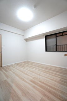 【洋室】 | 【上質リノベ】藤和舟入中町ハイタウン | 【洋室S約6.2帖】
居室にはクローゼットを完備。
自由度の高い家具の配置が叶うシンプルな空間です。
お子様の成長と人数と共に必要になる
子供部屋にもぴったりの間取りですね。