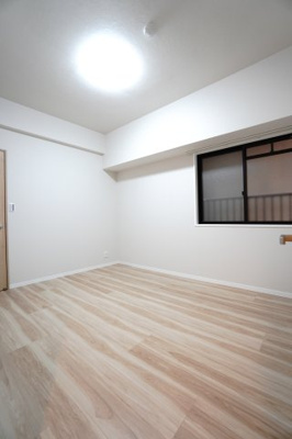 【洋室】 | 【上質リノベ】藤和舟入中町ハイタウン | 【洋室S約6.2帖】
居室にはクローゼットを完備。
自由度の高い家具の配置が叶うシンプルな空間です。
お子様の成長と人数と共に必要になる
子供部屋にもぴったりの間取りですね。