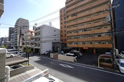 【展望】 | 【上質リノベ】藤和舟入中町ハイタウン | 【シティービュー】
都会の物件からの眺望を想像すると、
周りの建物に押しつぶされそうになりますが、
本物件目の前の建物との距離もあり、
視界が開けて青空を楽しむことができます。