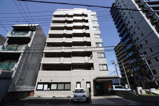 【外観】 | 【上質リノベ】藤和舟入中町ハイタウン | 【耐震性】
耐震性の高さを判断するポイントは、
建築確認申請日が1981年6月1日以降の
新耐震基準に適合しているかどうか。
震度６程度の大地震でも
建物が崩壊しないレベルが基準になりました。