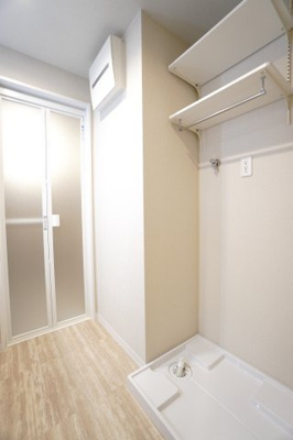 【独立洗面台】 | 【上質リノベ】藤和舟入中町ハイタウン | 【パウダールーム】
嬉しい、タオル掛け付きの2段可動式のリネンラック。
しかも装着が楽なワンタッチ式の給水栓！
洗濯機置場はドラム式の洗濯機も入るサイズですが、
お手持ちのサイズが入るか要確認です！