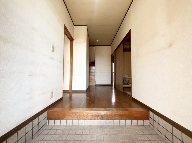 「二世帯住宅にも」高知市一宮西町　中古一戸建の玄関|明るい玄関です