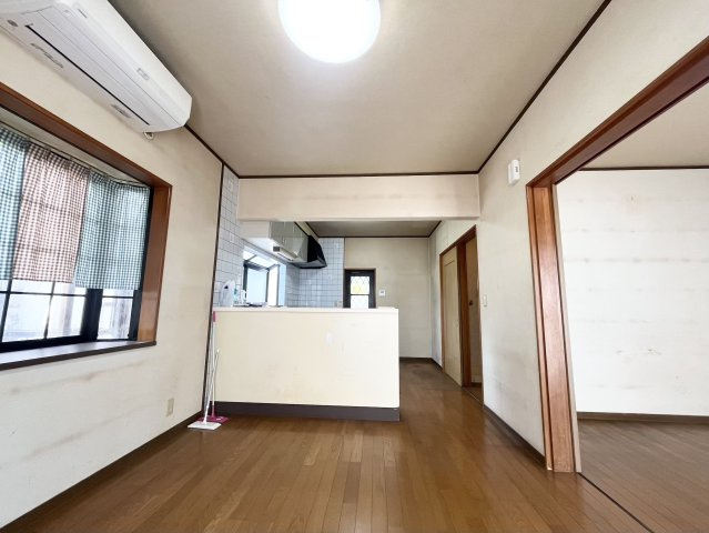 「二世帯住宅にも」高知市一宮西町　中古一戸建の居間・リビング|ゆったりとした居間です
