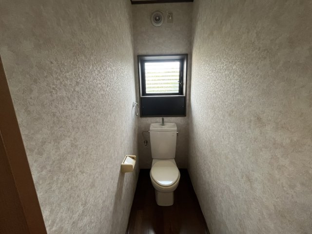 「二世帯住宅にも」高知市一宮西町　中古一戸建のトイレ|落ち着いたトイレです