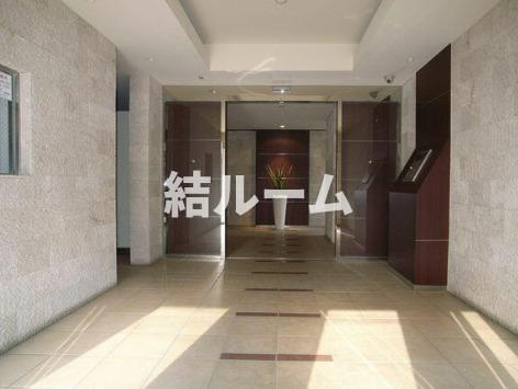 豊島区池袋本町２丁目の賃貸マンションのエントランス