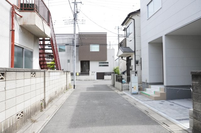 越谷市越ヶ谷 新築分譲住宅 の前面道路含む現地写真