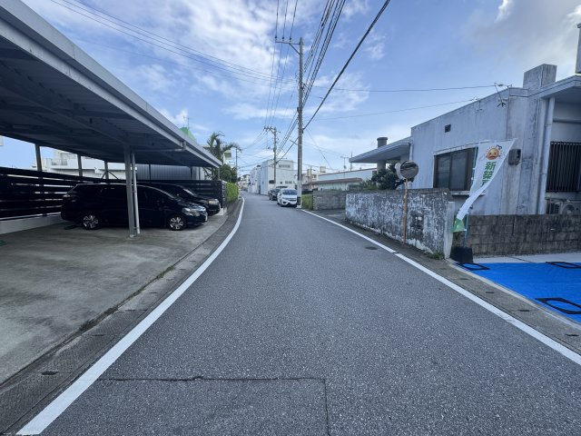 宜野湾市赤道（全2棟）ラスト1号棟の前面道路含む現地写真|※前面道路5.6m♪