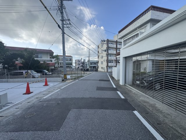 宜野湾市赤道（全2棟）ラスト1号棟の前面道路含む現地写真|※前面道路5.6m♪