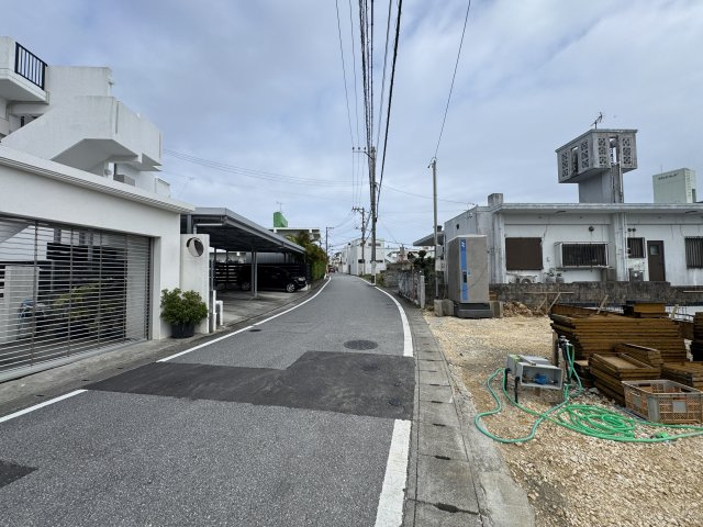 宜野湾市赤道（全2棟）1号棟の前面道路含む現地写真|※前面道路5.6m♪