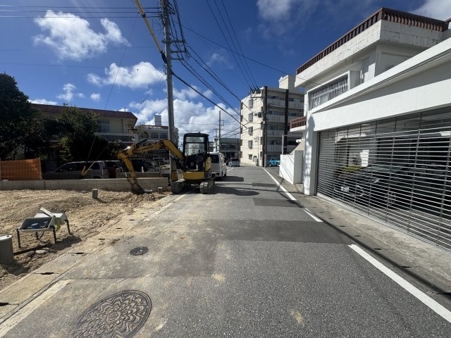 宜野湾市赤道（全2棟）ラスト1号棟の前面道路含む現地写真|※前面道路5.6m♪