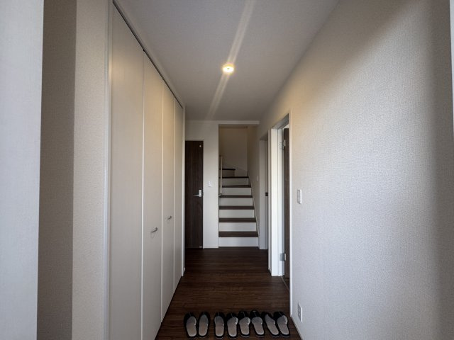 宜野湾市赤道（全2棟）ラスト1号棟の玄関|1号棟　十分な収納付き玄関♪