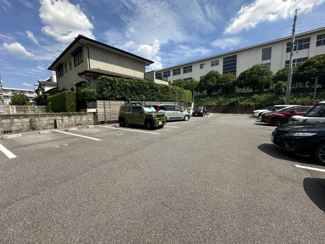 イニシアMの駐車場