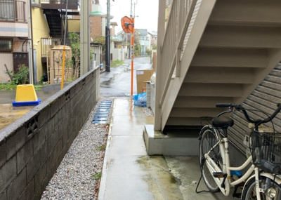 【外観】 | プレミア高尾 | 家を建てる場合、方位は要チェックです。現実的に日当たりのよい家ならばリビングは南側、建築基準法でも北側に当たる家への配慮は求められています。土地を見学に行く際は、方位磁針を持って行くようにしましょう。