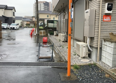 【外観】 | プレミア高尾 | 土地を買う際、住む地域の自治体や福祉の補助制度にも注目してみましょう。子供や老人の医療補助やゴミ出しのルールなど、自治体によってルールに大きな違いがあるため、暮らしやすい土地で判断するとよいでしょう。