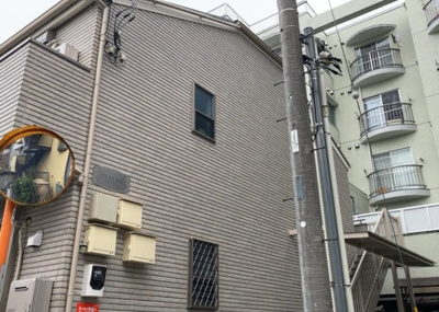 【外観】 | プレミア高尾 | 土地の前の道路に消火栓が設置されていることがあります。この場合、道路交通法第45条第1項により、駐車禁止の場所が指定されています。そのため、車庫などの駐車スペースをつくることができない場合があります。