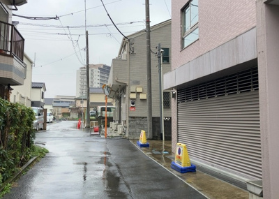 【外観】 | プレミア高尾 | 現地に行くなら、物件の周囲の地形がどうなっているかを見ることも大切です。周辺より低くなっている土地では、大雨などで水が集まりやすいため、地盤が弱くなっているということも考えられるため、注意が必要です。