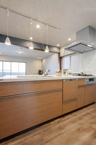 春日町のキッチン|リビングを見渡せるカウンターキッチンで、家事中も家族の気配を感じられる快適空間。自然と会話が生まれる、暮らしやすい住まいです。